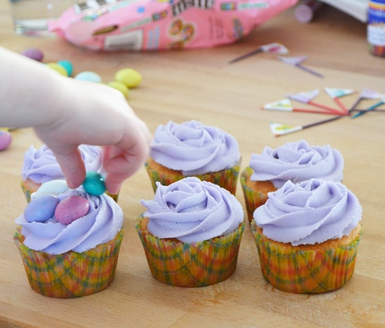 muffins-kindergeburtstag-cupcakes-kinderrezept-fruehling-creme-arrangieren-bonbons