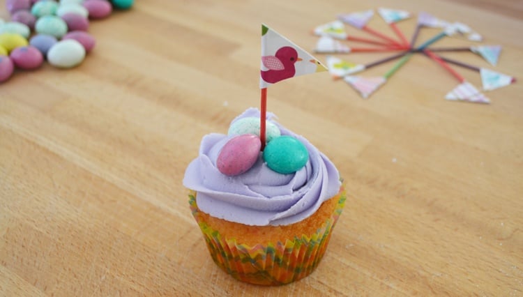 muffins-kindergeburtstag-cupcakes-kinderrezept-fruehling-flagge-arrangieren