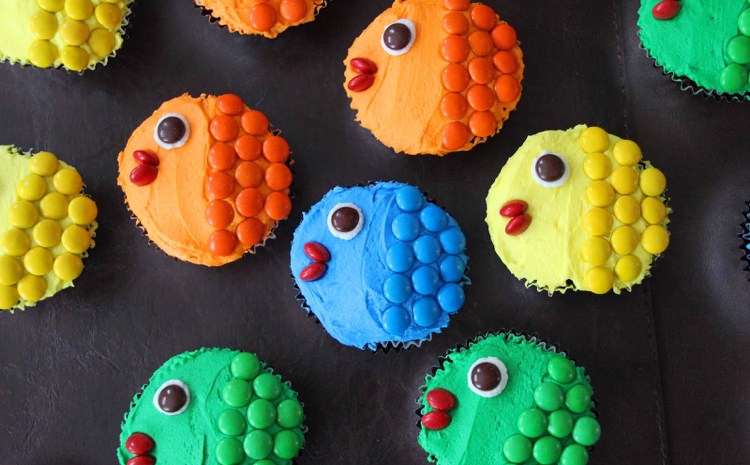 muffins-kindergeburtstag-cupcakes-kinderrezept-m&ms-fische-farbe-essbar