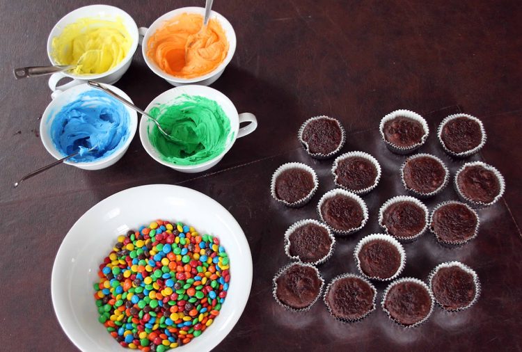 muffins-kindergeburtstag-cupcakes-kinderrezept-zutaten-creme-m&ms
