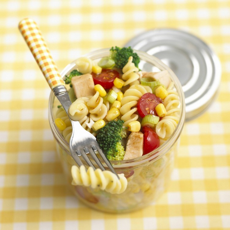 nudelsalat-kinder-glas-fusilli-mais-tomaten-hähnchen-broccoli