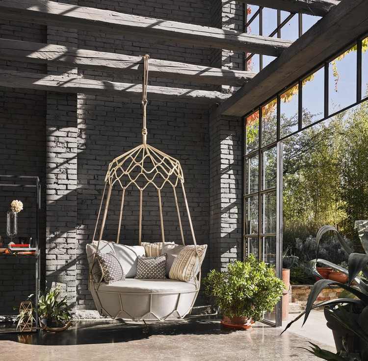 Outdoor Gartenmöbel hängestuhl-gestell-beige-terrasse-ziegelwand
