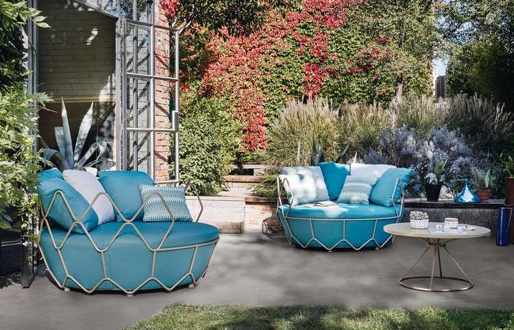 outdoor-gartenmöbel-sofas-blaue-sofakissen-beistelltisch-aluminium