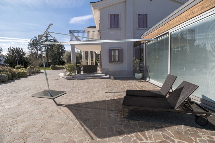 sonnensegel-terrasse-rechteckig-gestell-aufrollbar-natursteinplatten-rattan-sonnenliegen