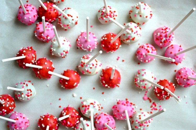 süßes-fingerfood-bunte-cake-pops-zusckerstreusel-kindergeburtstag-idee
