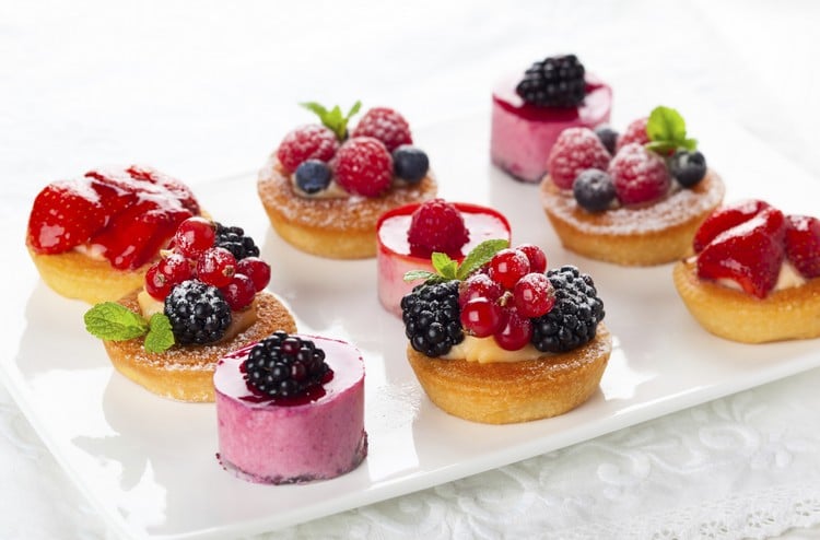 Süßes Fingerfood hochzeit-desserts-obst-tarten-leckerbissen