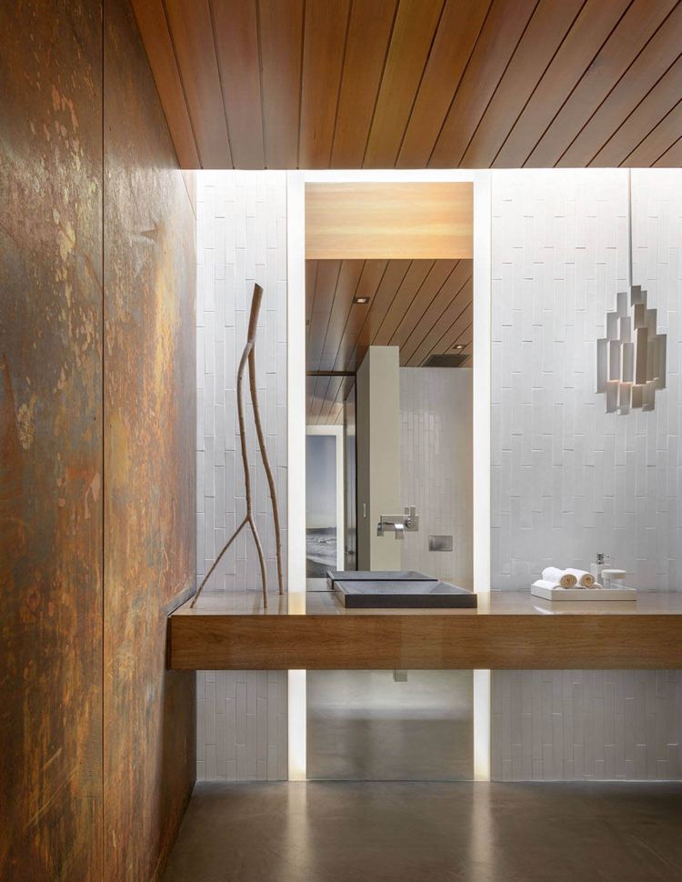 treibholz-deko-modern-strandvilla-badezimmer-cortenstahl-weiss-keramikfliesen