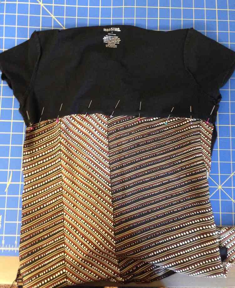 upcycling-ideen-kleidung-naehanleitung-t-shirt-schwarz-stoff-stecknadel