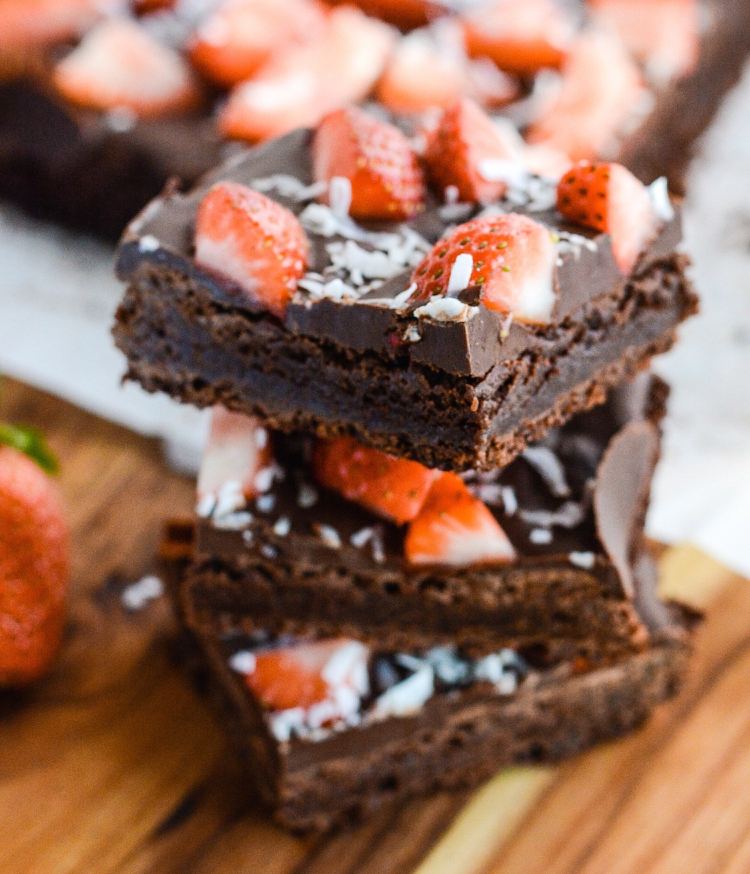 vegane-suessigkeiten-rezept-schokolade-brownies-kokos-erdbeeren