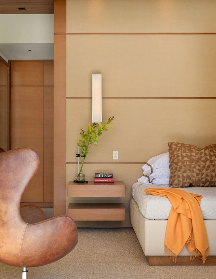 wandverkleidung-holz-modernes-design-schlafzimmer-teppichboden-beige