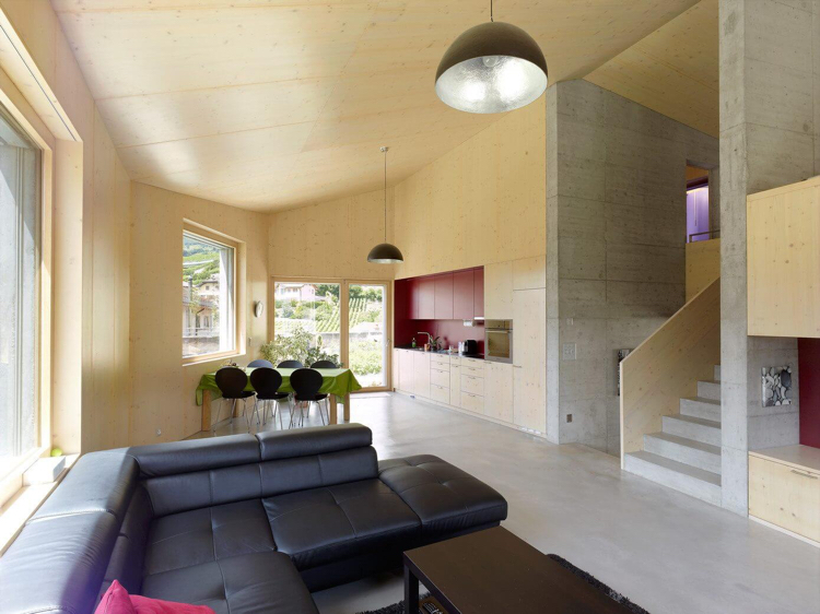 Wandverkleidung aus Tannenholz -betonhaus-minimalistisch-leder-couch-sofa