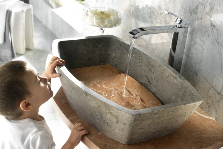 Waschbecken aus Stein