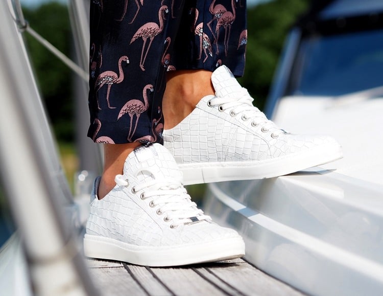 Weiße Sneaker kombinieren -damen-hose-flamingo-print-sommer