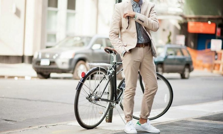 Weiße Sneaker kombinieren -herren-beige-anzug-lässig-freizeit-fahrrad