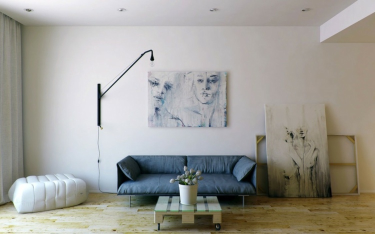 weiße wände und holz sofa-stahlblau-hocker-couchtisch-raeder-wandbild