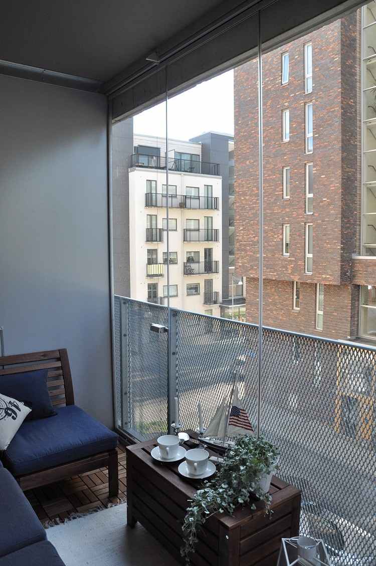 windschutz-balkon-glas-transparent-metall-geflecht-holz-balkonmöbel