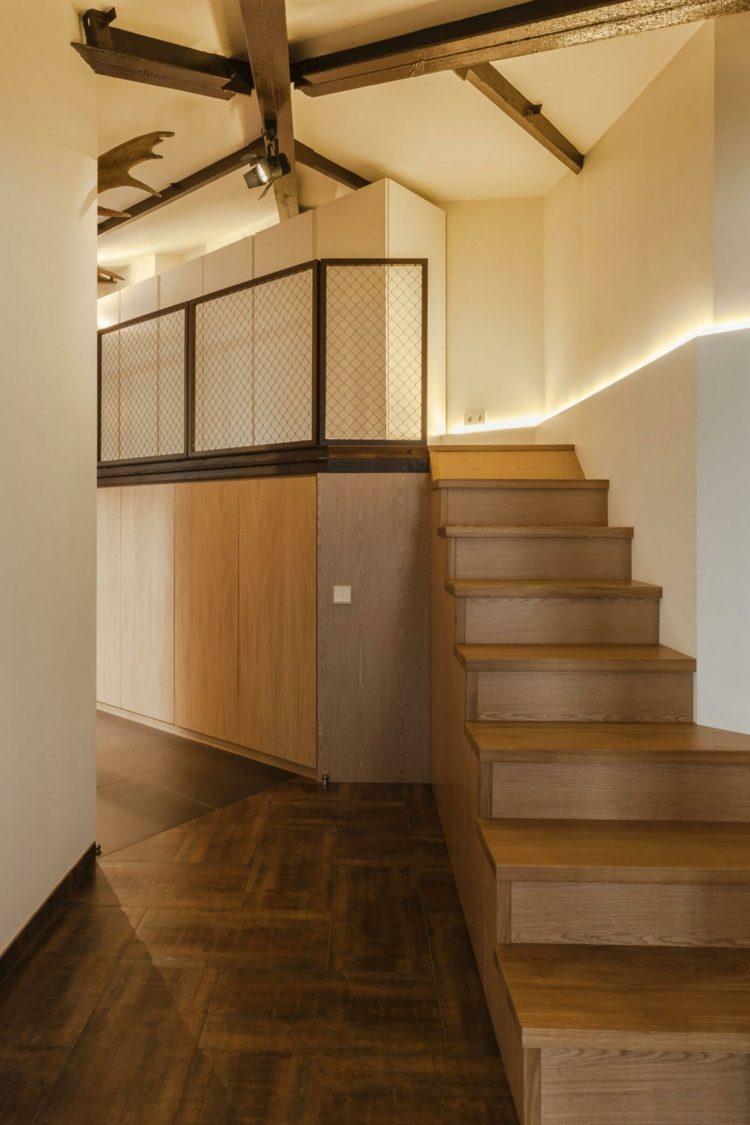 wohnideen-schwarz-treppe-holz-loft-design-indirekte-beleuchtung