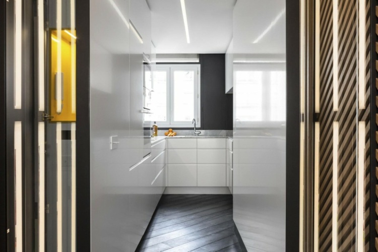 wohnwand-gelb-weiss-kueche-minimalistisch-laminat-fussboden-schwarz-wand
