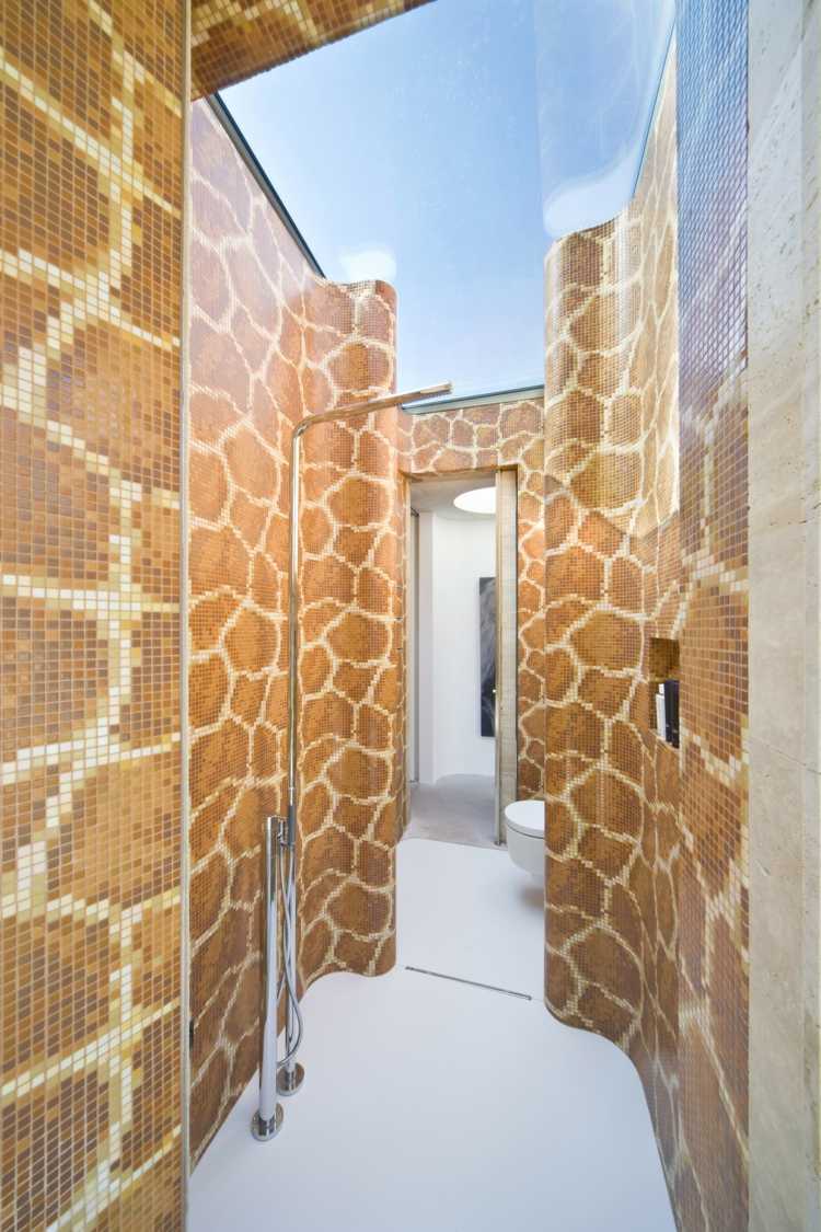 abgerundete-wände-mosaik-giraffe-muster-badezimmer-dusche