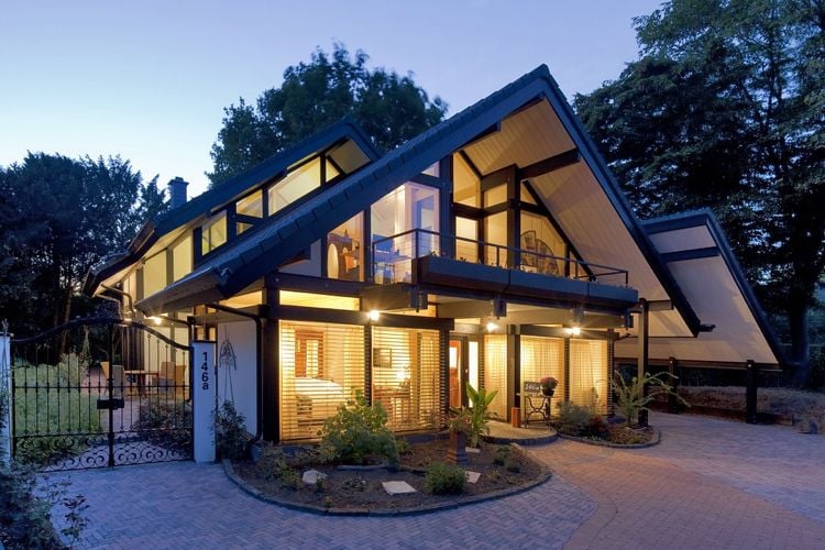 architektenhaus-satteldach-raumhohe-verglasung-vorgarten