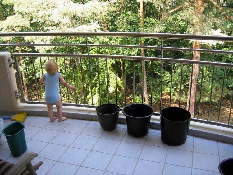 Balkon kindersicher gestalten hohes-balkongeländer-stahl-baby