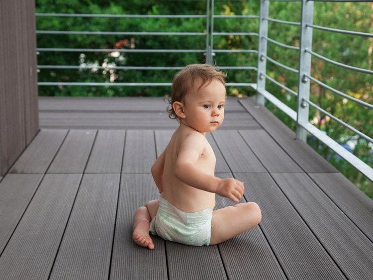 Balkon kindersicher gestalten baby-überwachen-rutchfester-bodenbelag