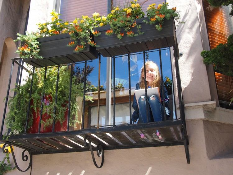 Balkon kindersicher machen pflanzenkübel-balkonbrüstung-metall