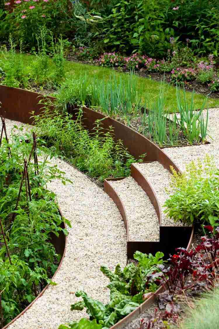 Beeteinfassung aus Metall sorgt für mehr Ordnung im Garten