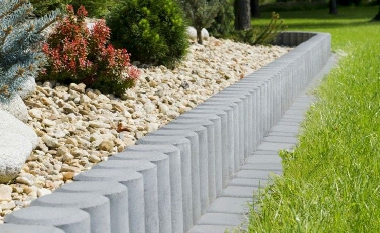 beeteinfassung-stein-beton-palisaden-beet-kies-pflanzen-schützen