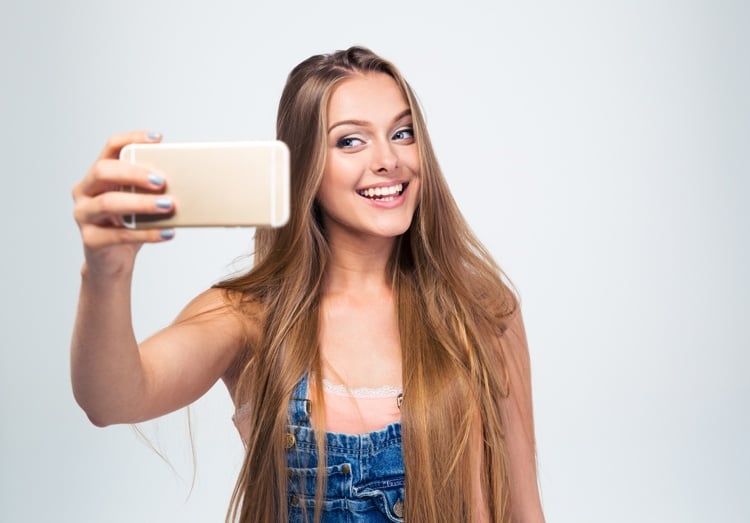 Bewerbungsfoto selber machen -selfie-handy-schlechte-beispiele