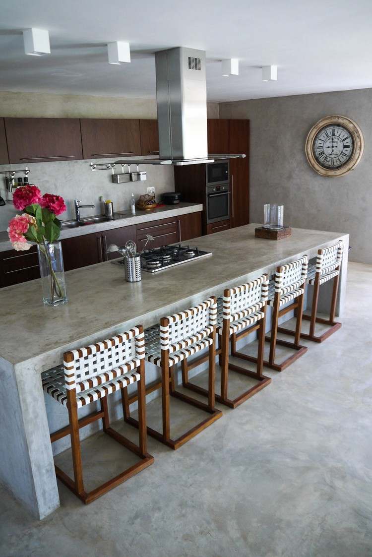 bodenbelag-küche-estrich-beton-grau-eleganter-optik-große-kücheninsel