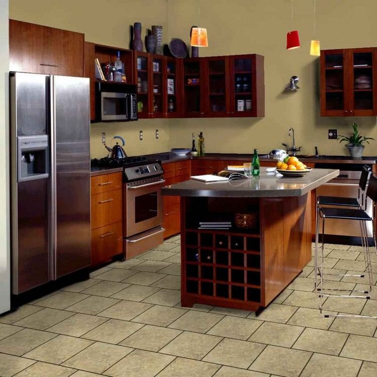 Bodenbelag für Küche fliesen-kochinsel-edelstahl-arbeitsplatte-weinregal-barstühle