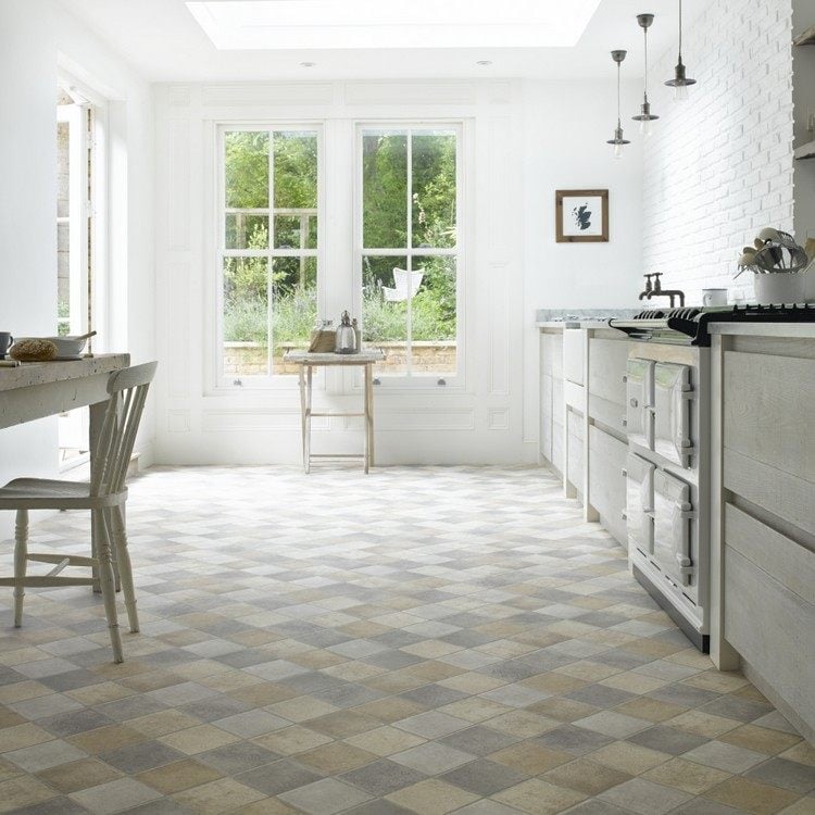 Bodenbelag für Küche pvc-boden-erdgeschoss-große-fenster-weiße-ziegelwand