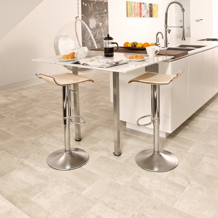 Bodenbelag für Küche vinylboden-beige-kücheninsel-barstühle-leder-marmortisch