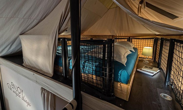 camping-zelthaus-komfort-adria-interior-schlafplatz-oben