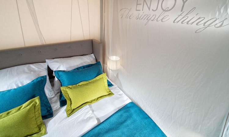 camping-zelthaus-komfort-adria-schlafplatz-kissen-modern-design
