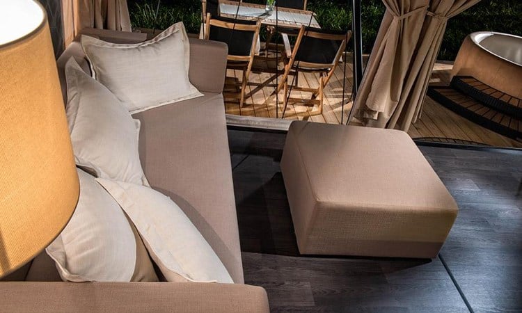 camping-zelthaus-komfort-luxus-couch-modern-polster