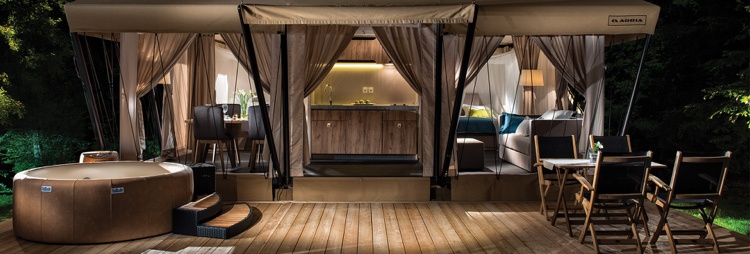 camping-zelthaus-komfort-luxus-veranda-holzdielen-whirlpool