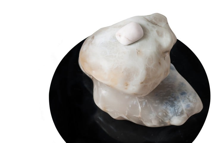 couchtisch-stein-keine-tischplatte-alabaster-mineral-schwarze-grundlage-design-amarist