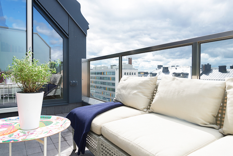 dachterrasse-gestalten-schraegdach-dachloggia-modern-glasgelaender-stahl-sitzecke