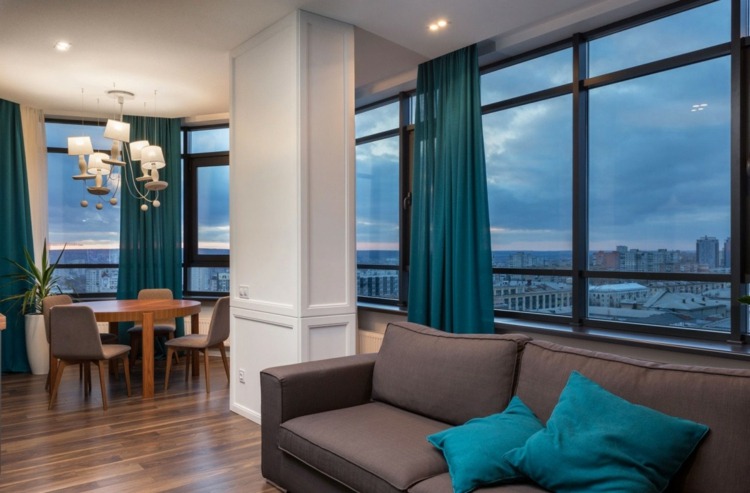 deko-blau-grau-couch-komfort-luxus-fensterfront-panorama