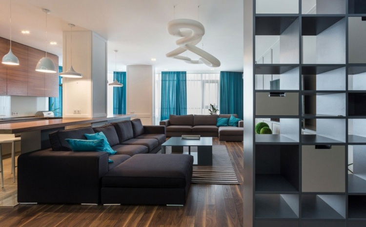 deko in blau wohnzimmer-regal-raumtrenner-modern-lampe