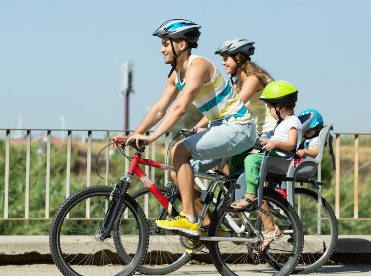 fahrrad-fahren-familie-kindersitz-anhänger-sicher