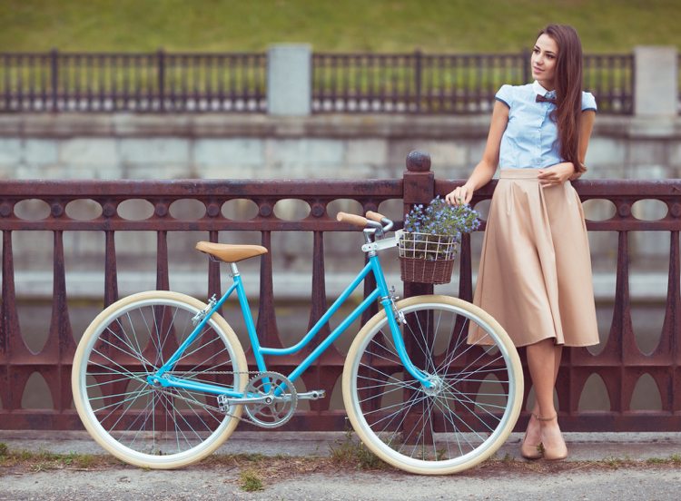 fahrrad trend lady-bike-retro-look-blau-beige-outfit-abgestimmt