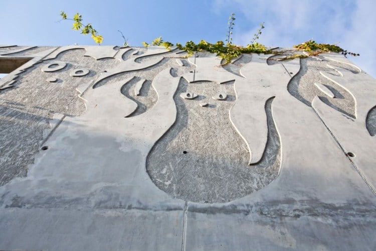 fassaden gestaltung villa-beton-katze-motiv-originell-modern