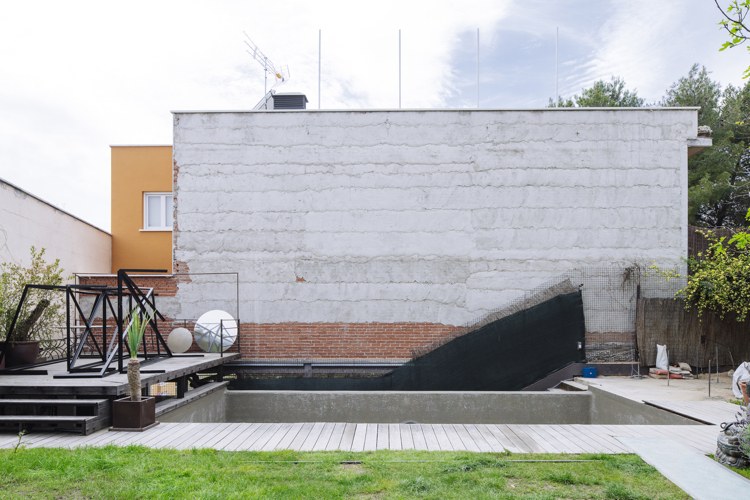garten-pool-umbau-projekt-wand-lounge-beton