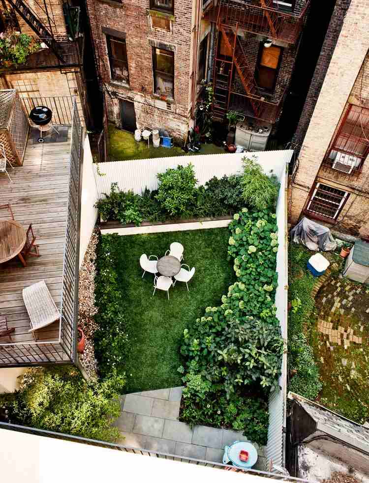 Gartenplanung Ideen vogelperspektive-hinterhof-zwei-ebenen-patio-grillplatz-oben-rasenfläche-unten