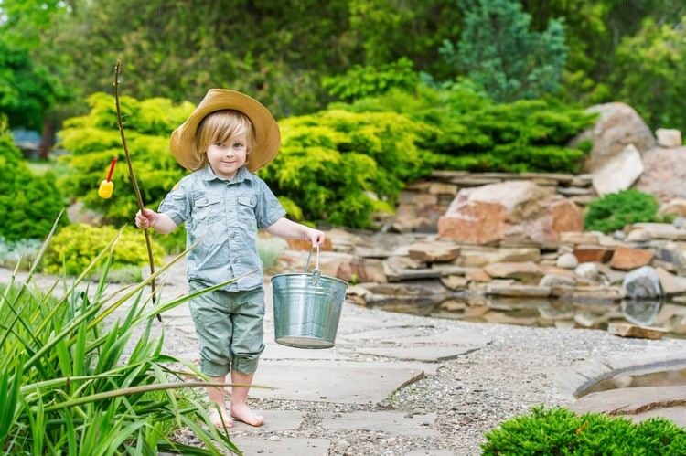 Gartenteich kindersicher machen teichsicherung-kind-garten-spiele-angeln