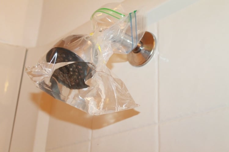 haushaltstipps-putzen-badezimmer-duschkopf-kalkentferner-essig-plastikbeutel