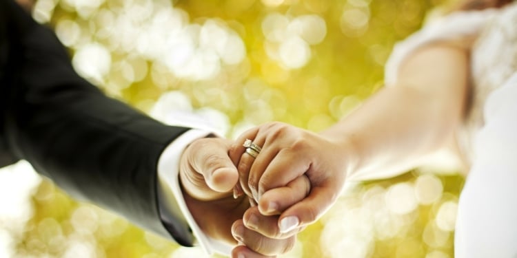 hochzeitsrede-trauzeuge-heirat-ehering-ehepaar-hand-halten